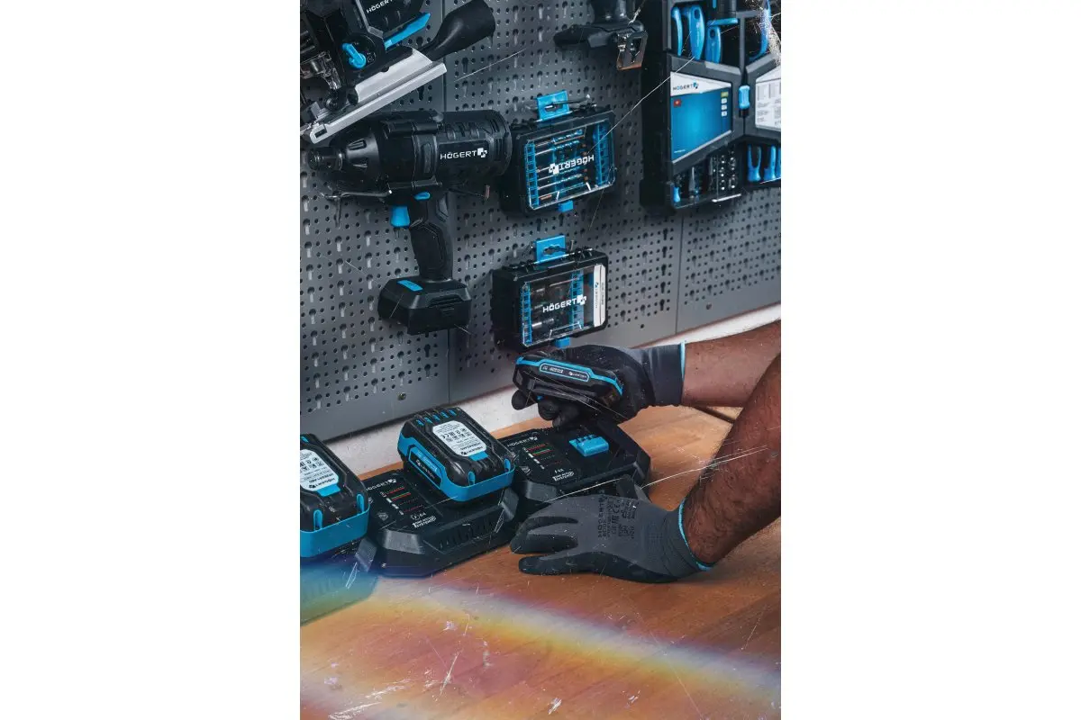 Ładowarka 4A 18V HT2E242-C40 Hogert - obrazek 10