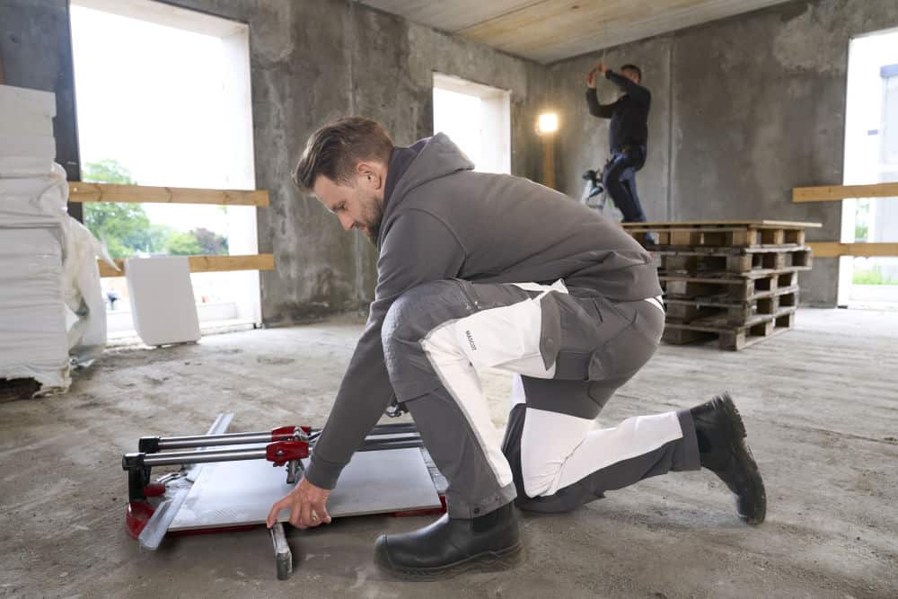 Spodnie robocze Mascot 22279-605-0689 CUSTOMIZED – stretch, kieszenie kolanowe, biało-szare 15 Spodnie robocze Mascot 22279-605-0689 CUSTOMIZED – stretch, kieszenie kolanowe, biało-szare - obrazek 15